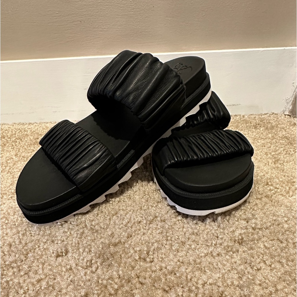 SOREL Sandals size 8.5 black